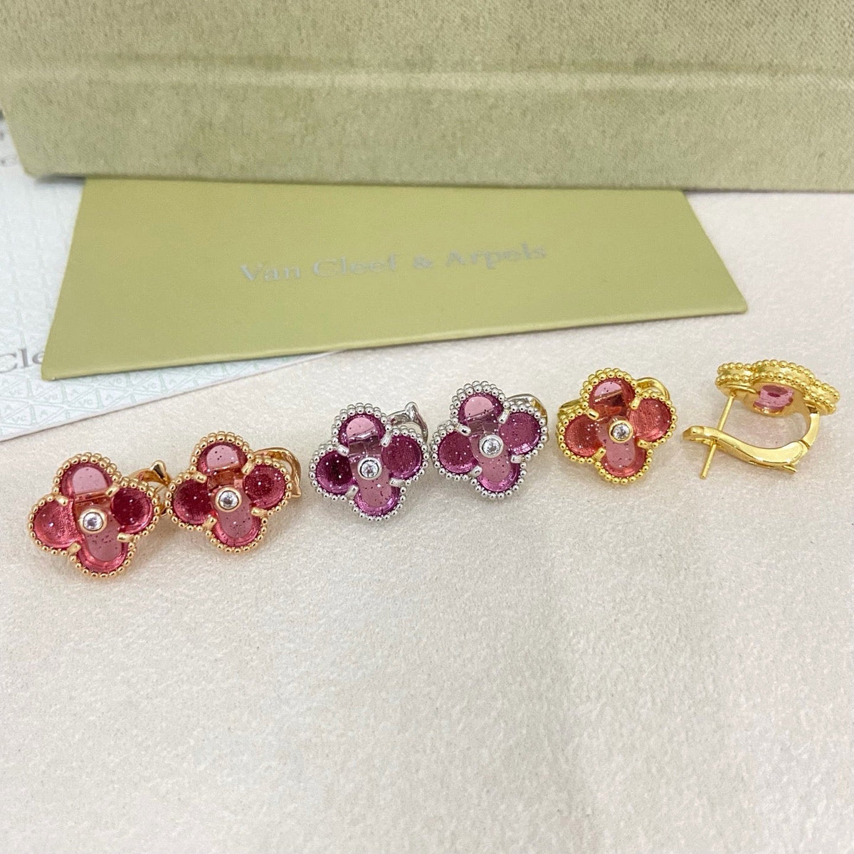 [⭐Aura]2026 NEW  CLOVER 1 MOTIFPINK ENAMEL STUD EARRINGS WITH DIAMONDS2
