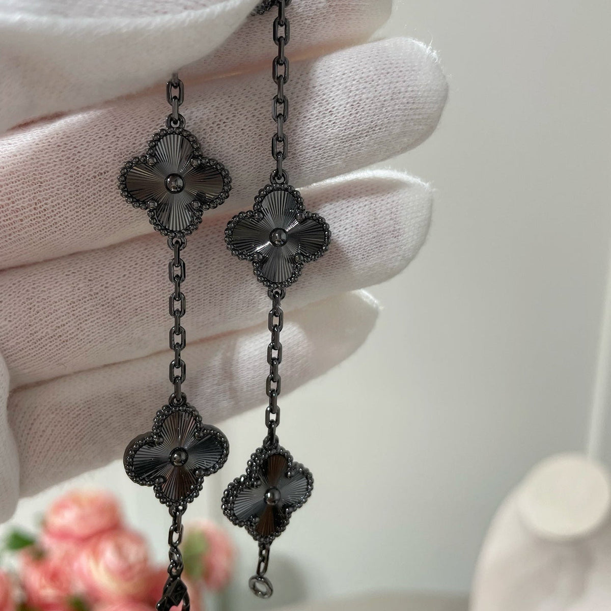 [⭐Aura]CLOVER 5 MOTIF BLACK BRACELET