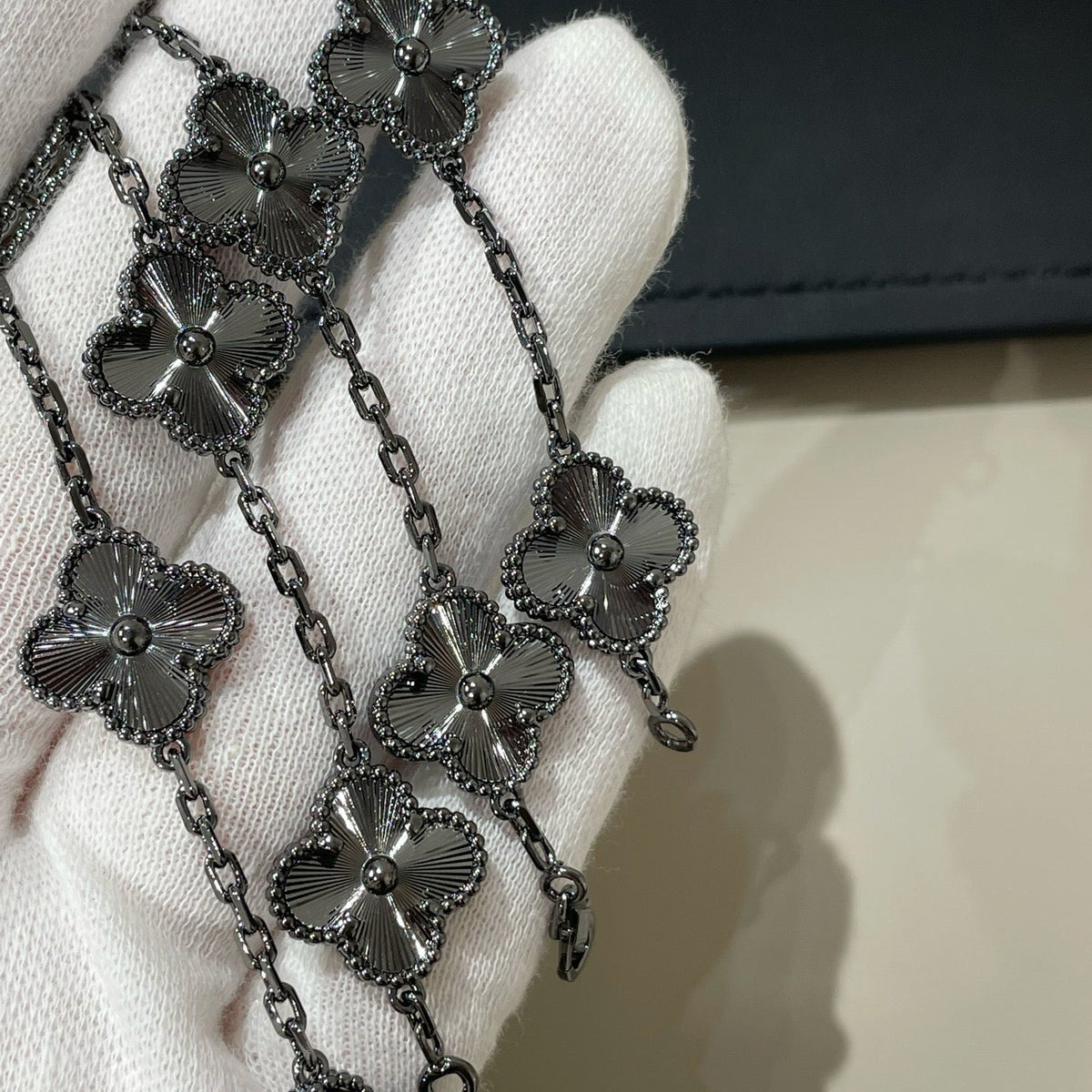 [⭐Aura]CLOVER 5 MOTIF BLACK BRACELET