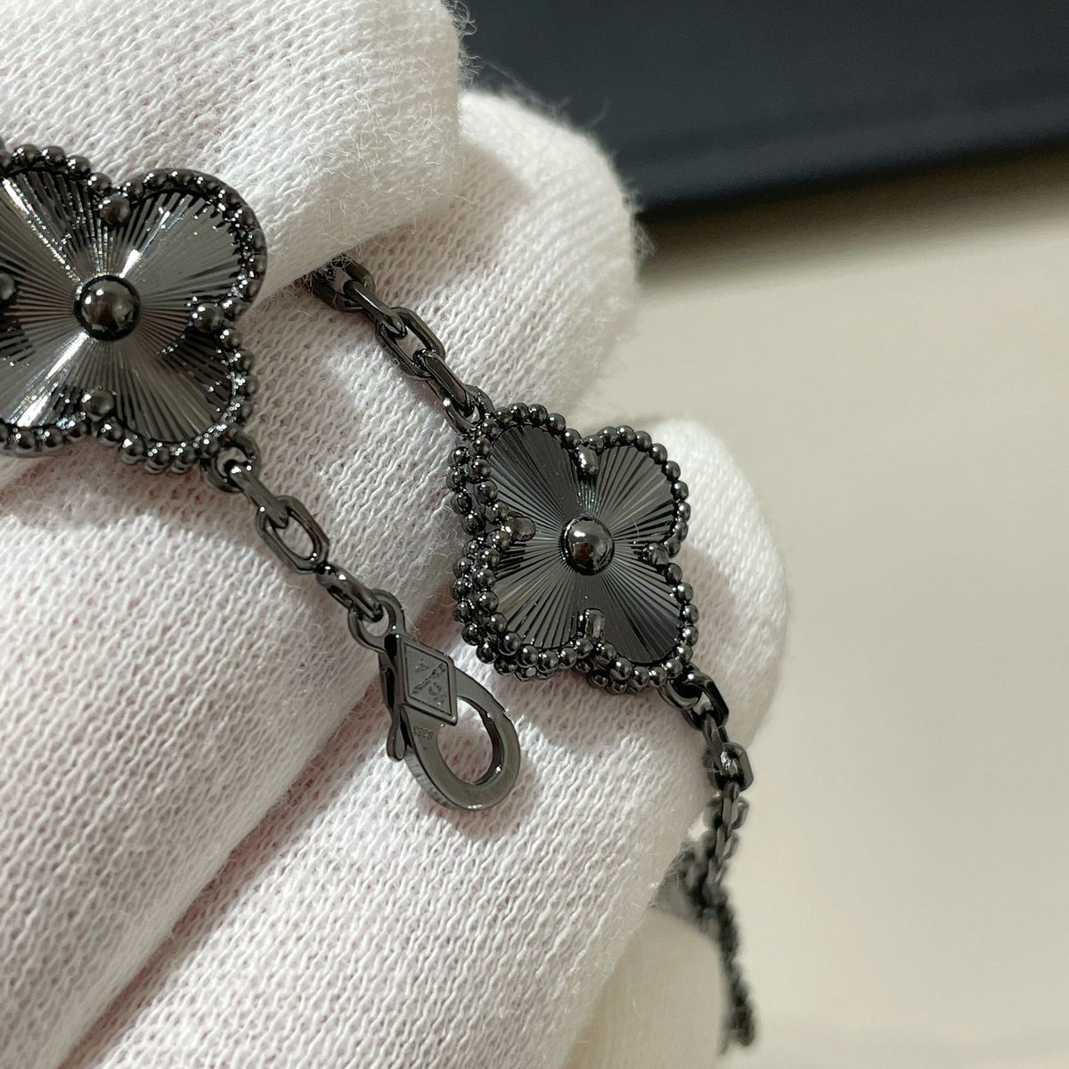 [⭐Aura]CLOVER 5 MOTIF BLACK BRACELET