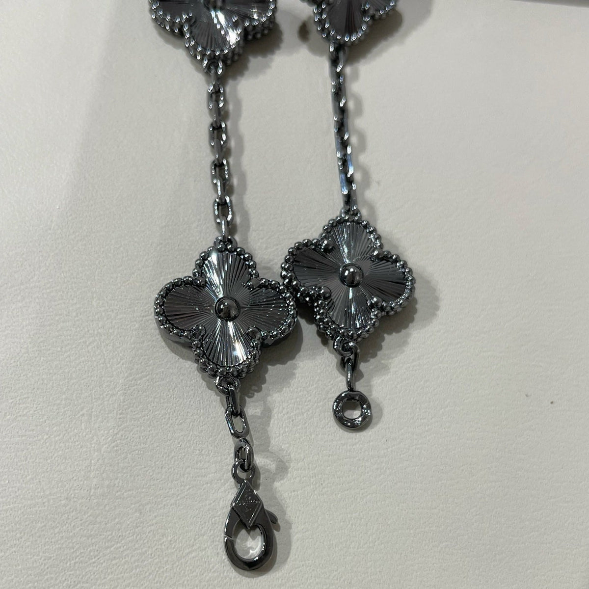 [⭐Aura]CLOVER 5 MOTIF BLACK BRACELET