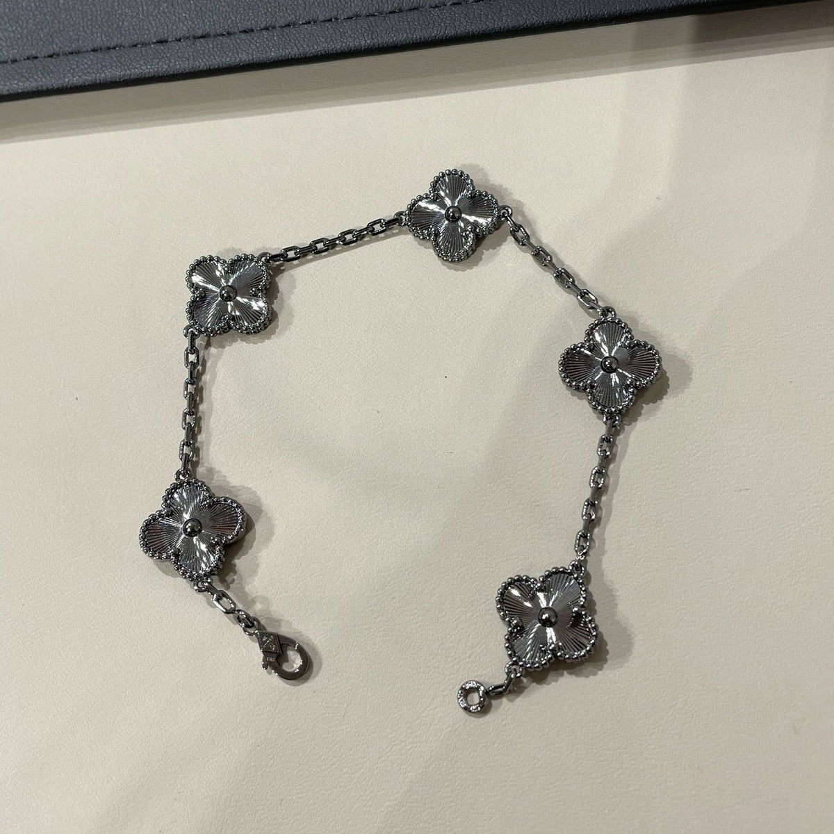 [⭐Aura]CLOVER 5 MOTIF BLACK BRACELET