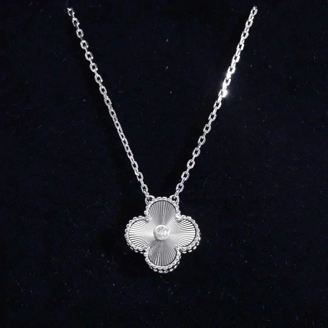 [⭐Aura]CLOVER  15MM DIAMOND LASER NECKLACE SILVER