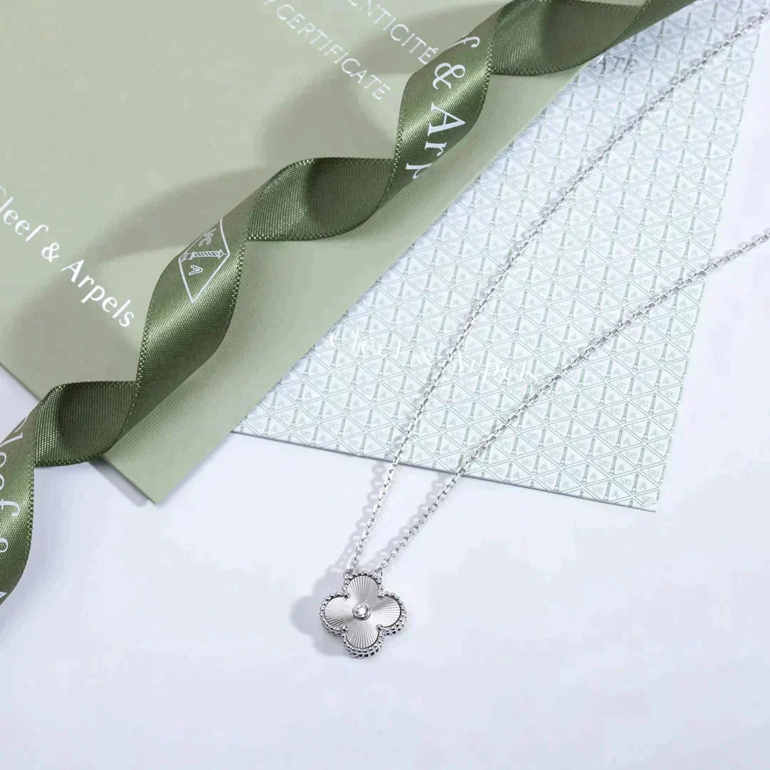 [⭐Aura]CLOVER  15MM DIAMOND LASER NECKLACE SILVER
