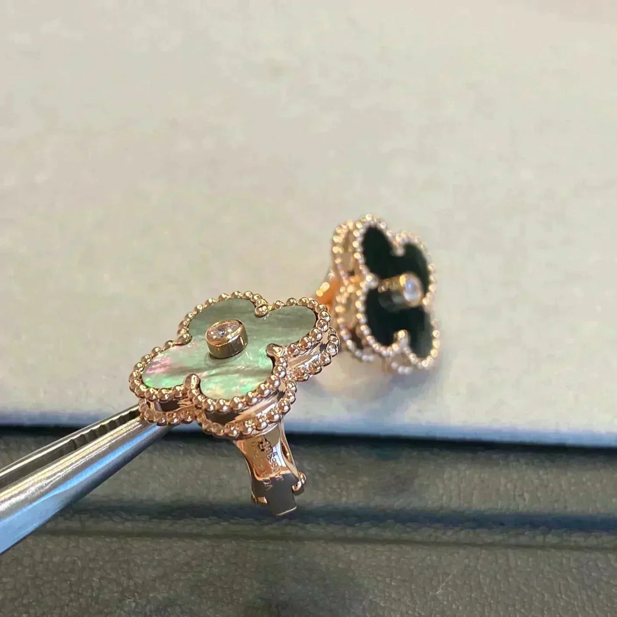 [⭐Aura]CLOVER MEDIUM 1 MOTIFS GRAY MOP  DIAMOND EARRINGS