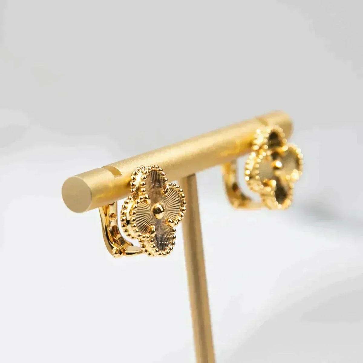 [⭐Aura]CLOVER MEDIUM 1 MOTIFS LASER EARRINGS