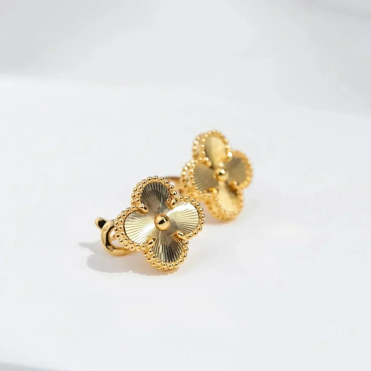 [⭐Aura]CLOVER MEDIUM 1 MOTIFS LASER EARRINGS