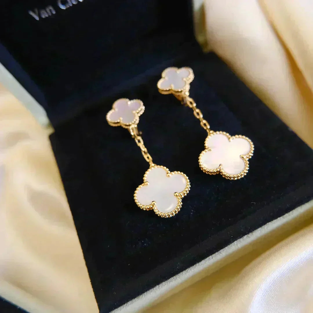 [⭐Aura]CLOVER 2 MOTIF WHITE MOP EARRINGS
