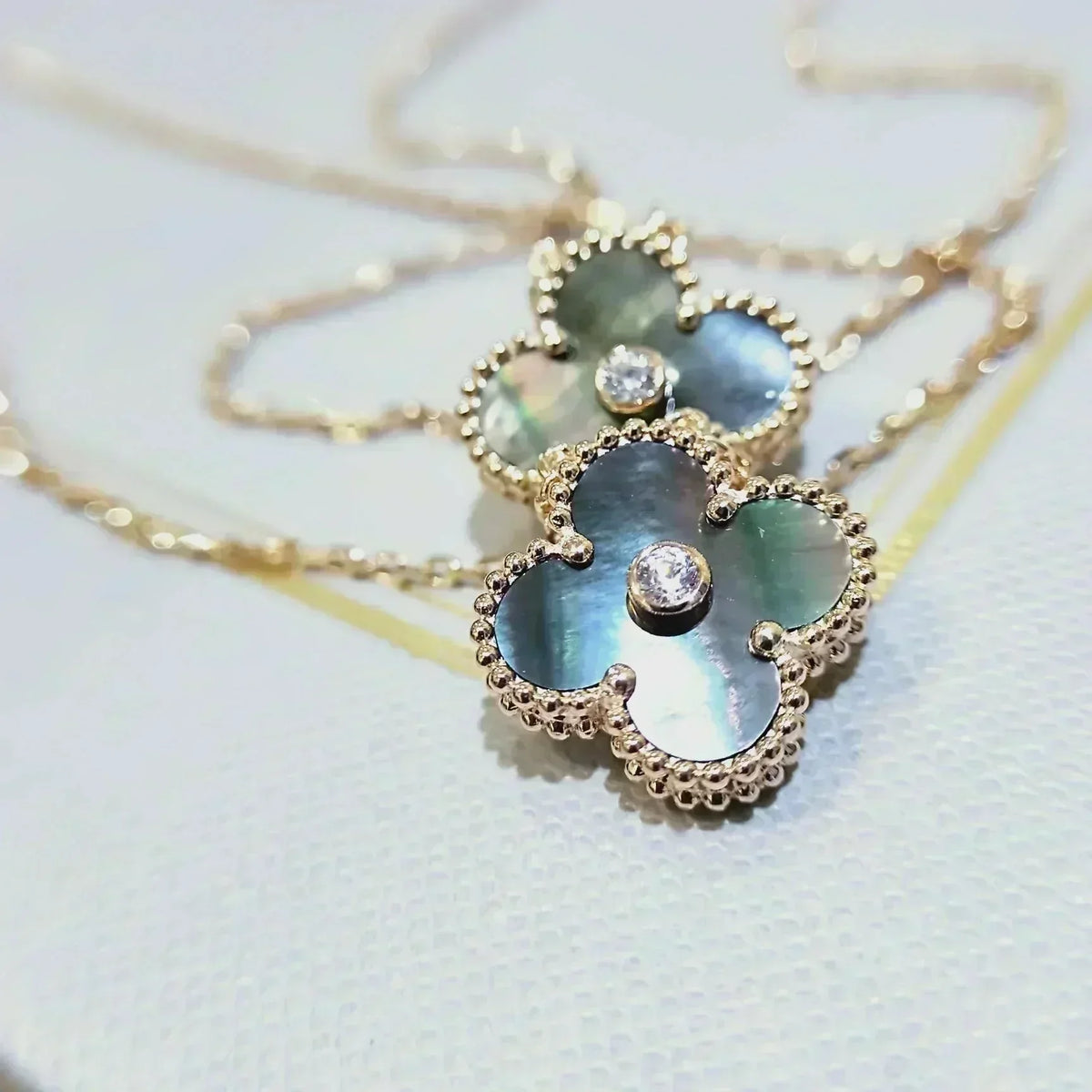 [⭐Aura]CLOVER 15MM DIAMOND AND MOTHER-OF-GREY NECKLACE