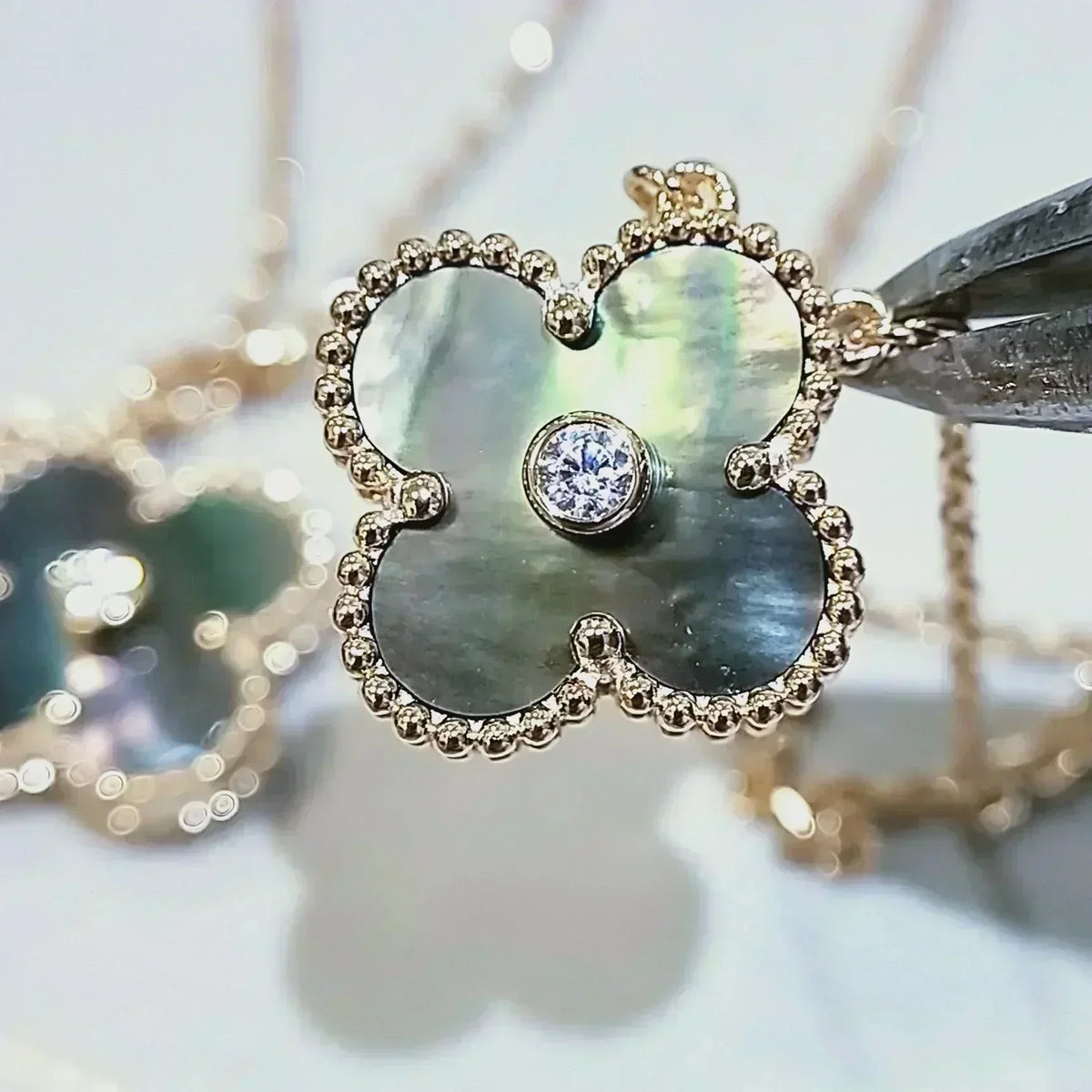 [⭐Aura]CLOVER 15MM DIAMOND AND MOTHER-OF-GREY NECKLACE