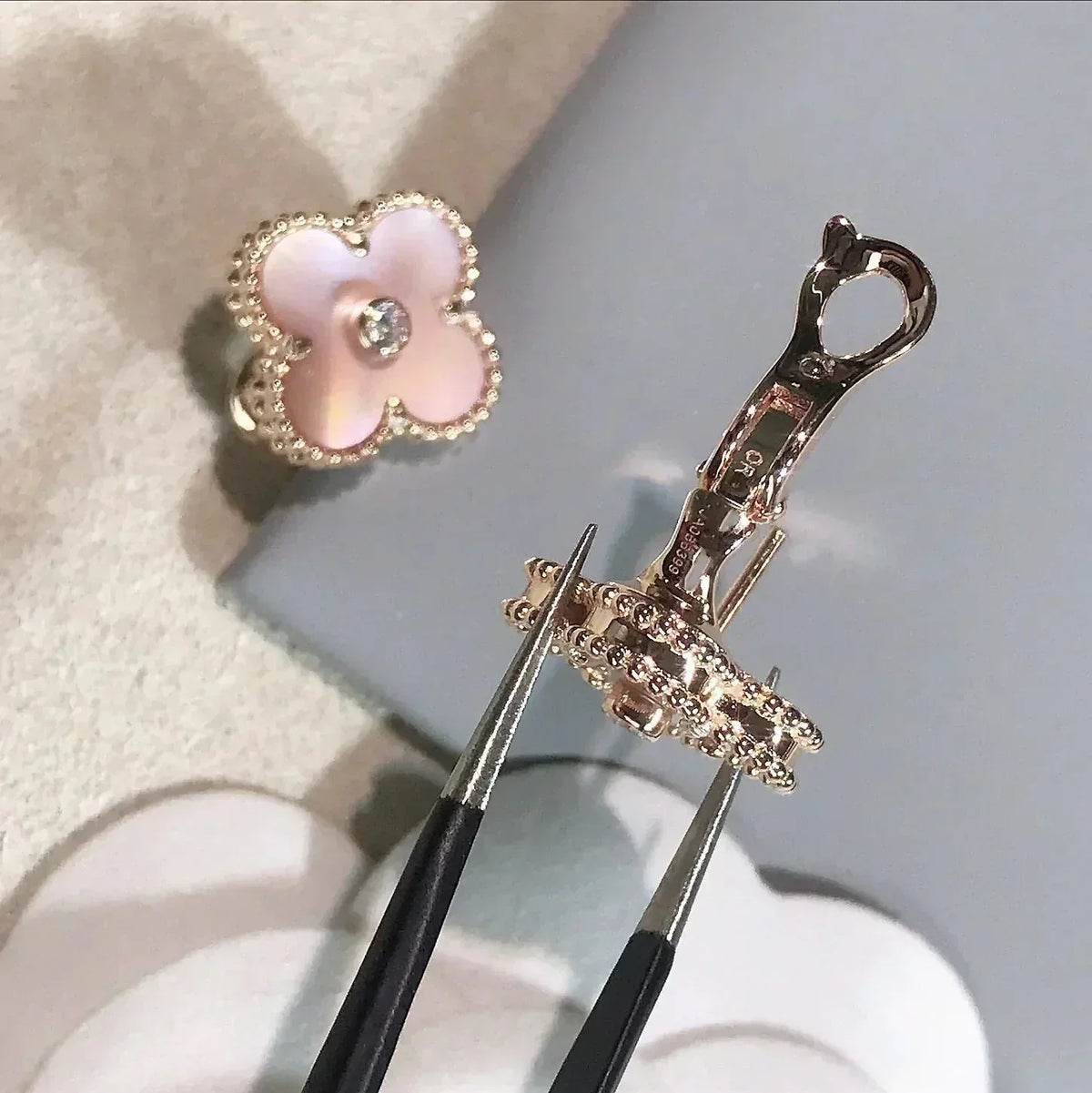 [⭐Aura]CLOVER MEDIUM 1 MOTIFS  PINK MOP DIAMOND EARRINGS