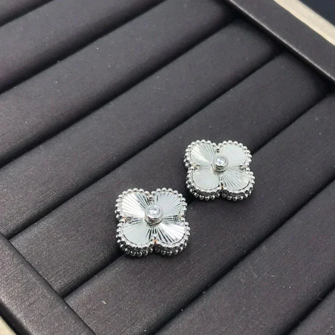[⭐Aura]CLOVER MINI 9.5MM LASER EARRINGS