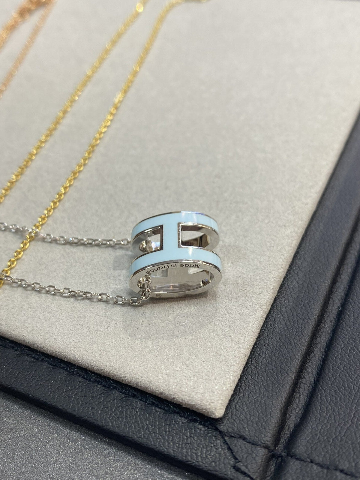 [⭐Aura]POP H LIGHT BLUE NECKLACE