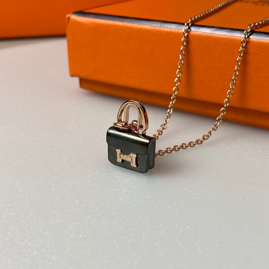 [⭐Aura]CONSTANCE BLACK PEDANT PINK GOLD NECKLACE