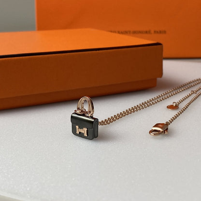 [⭐Aura]CONSTANCE BLACK PEDANT PINK GOLD NECKLACE