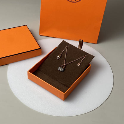 [⭐Aura]CONSTANCE BLACK PEDANT PINK GOLD NECKLACE
