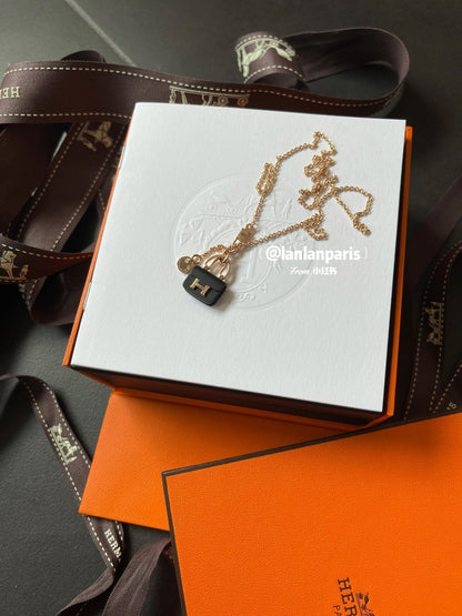 [⭐Aura]CONSTANCE BLACK PEDANT PINK GOLD NECKLACE