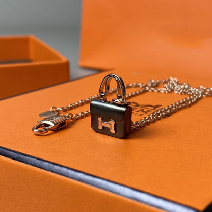 [⭐Aura]CONSTANCE BLACK PEDANT PINK GOLD NECKLACE
