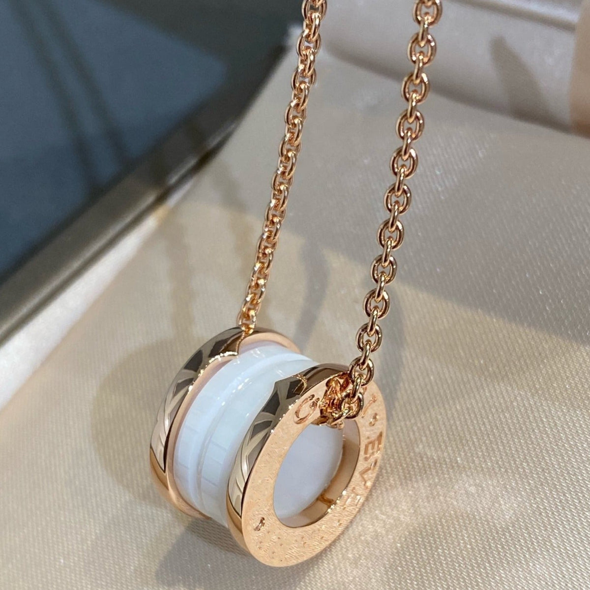 [⭐Aura]ZERO 1 WHITE CERAMIC PINK GOLD NECKLACE