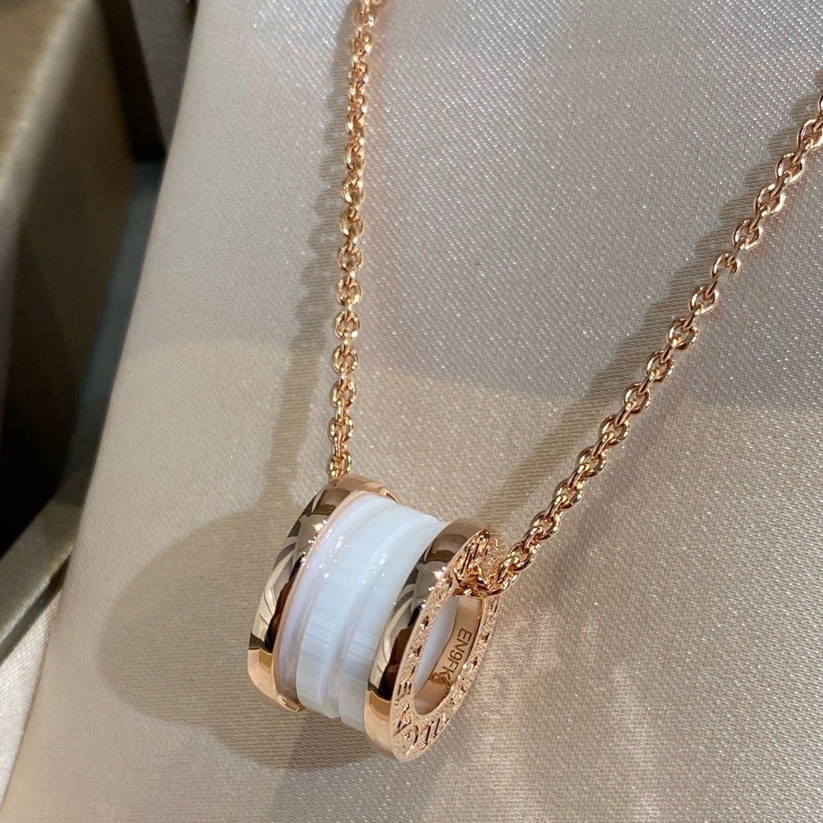 [⭐Aura]ZERO 1 WHITE CERAMIC PINK GOLD NECKLACE