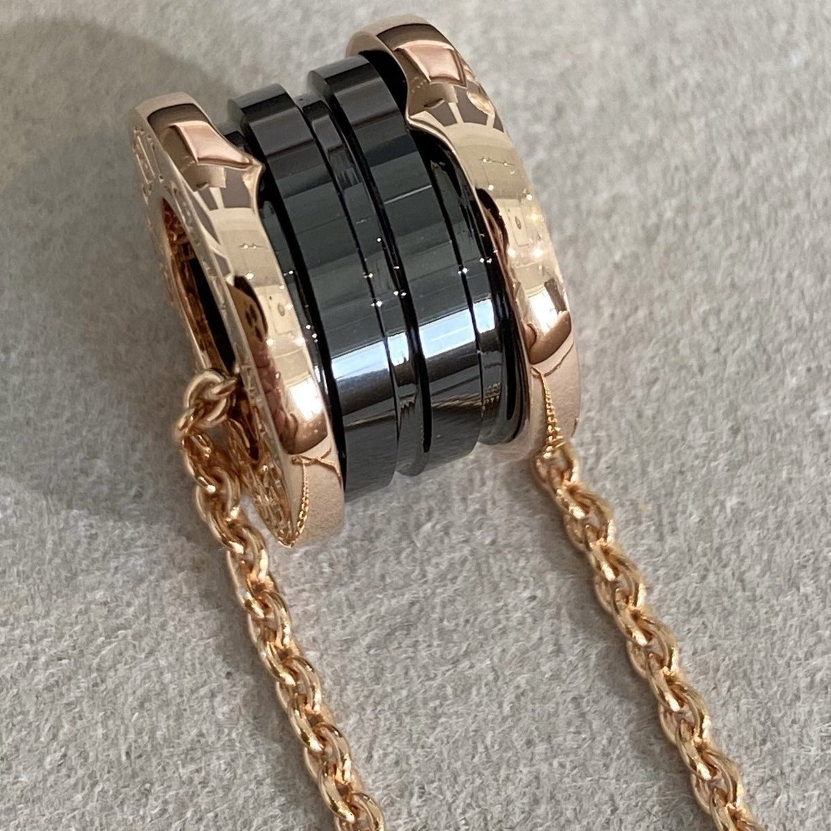 [⭐Aura]ZERO 1 BLACK CERAMIC PINK GOLD NECKLACE