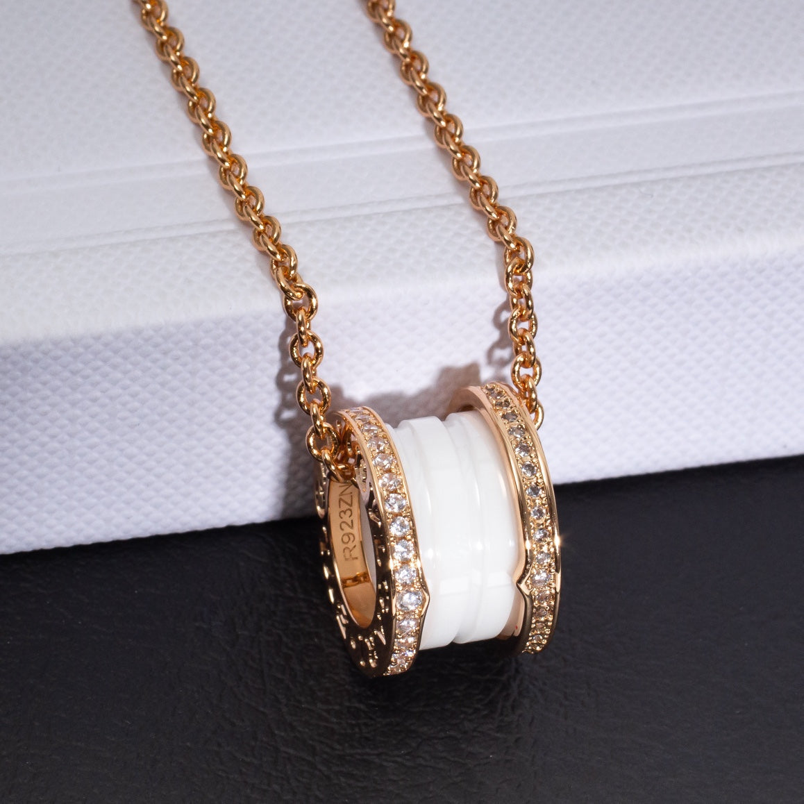 [⭐Aura]ZERO 1 WHITE CERAMIC PINK GOLD DIAMOND NECKLACE