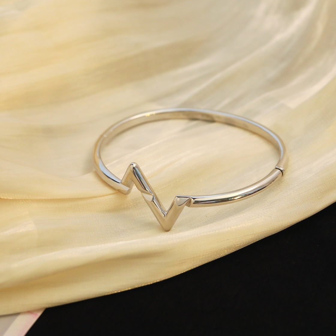 [⭐Aura]VOLTE UPSITE DOWN BRACELET