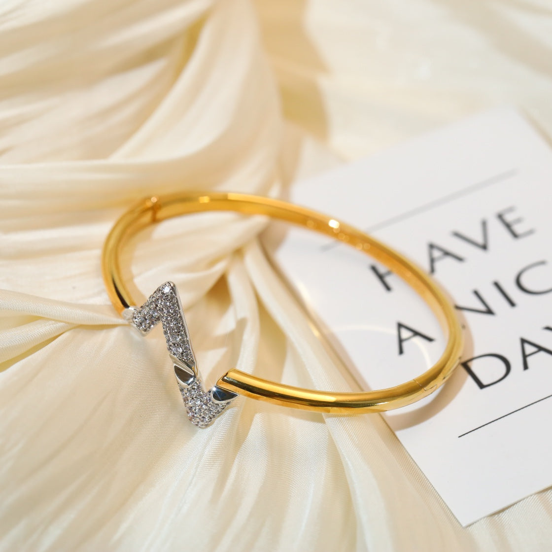[⭐Aura]VOLTE UPSITE DOWN GOLD DIAMOND BRACELET