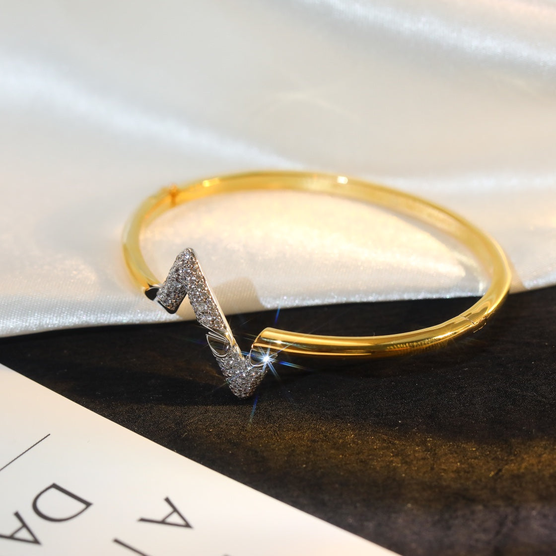 [⭐Aura]VOLTE UPSITE DOWN GOLD DIAMOND BRACELET