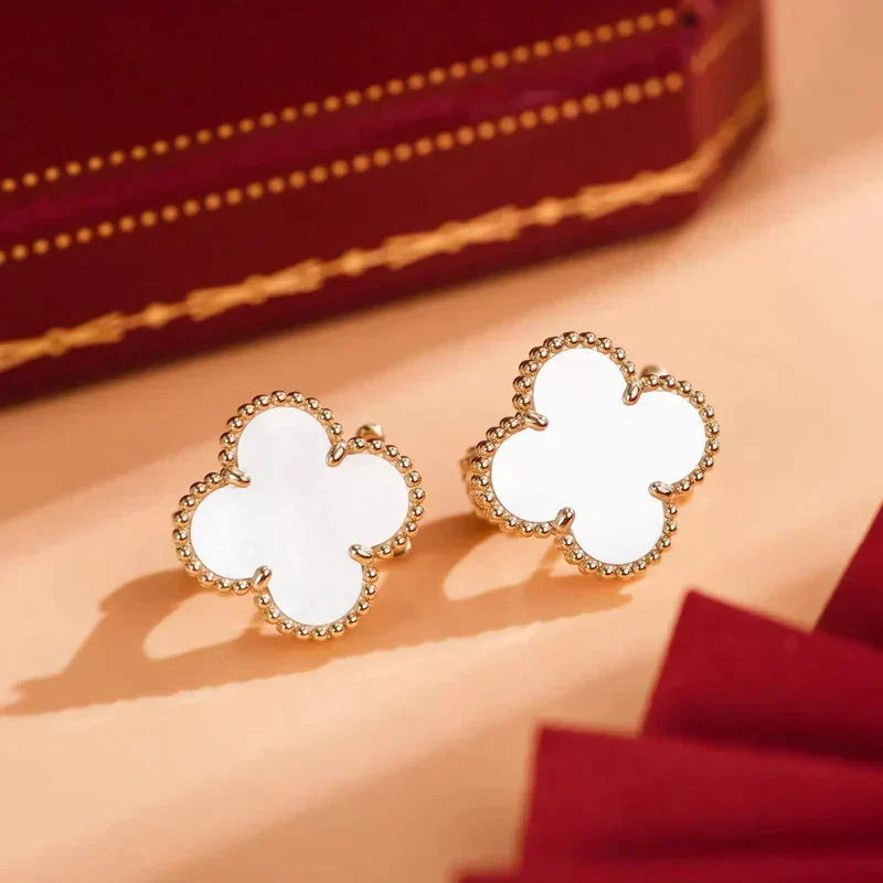 [⭐Aura]CLOVER MEDIUM 1 MOTIFS  WHITE MOP STUD EARRINGS