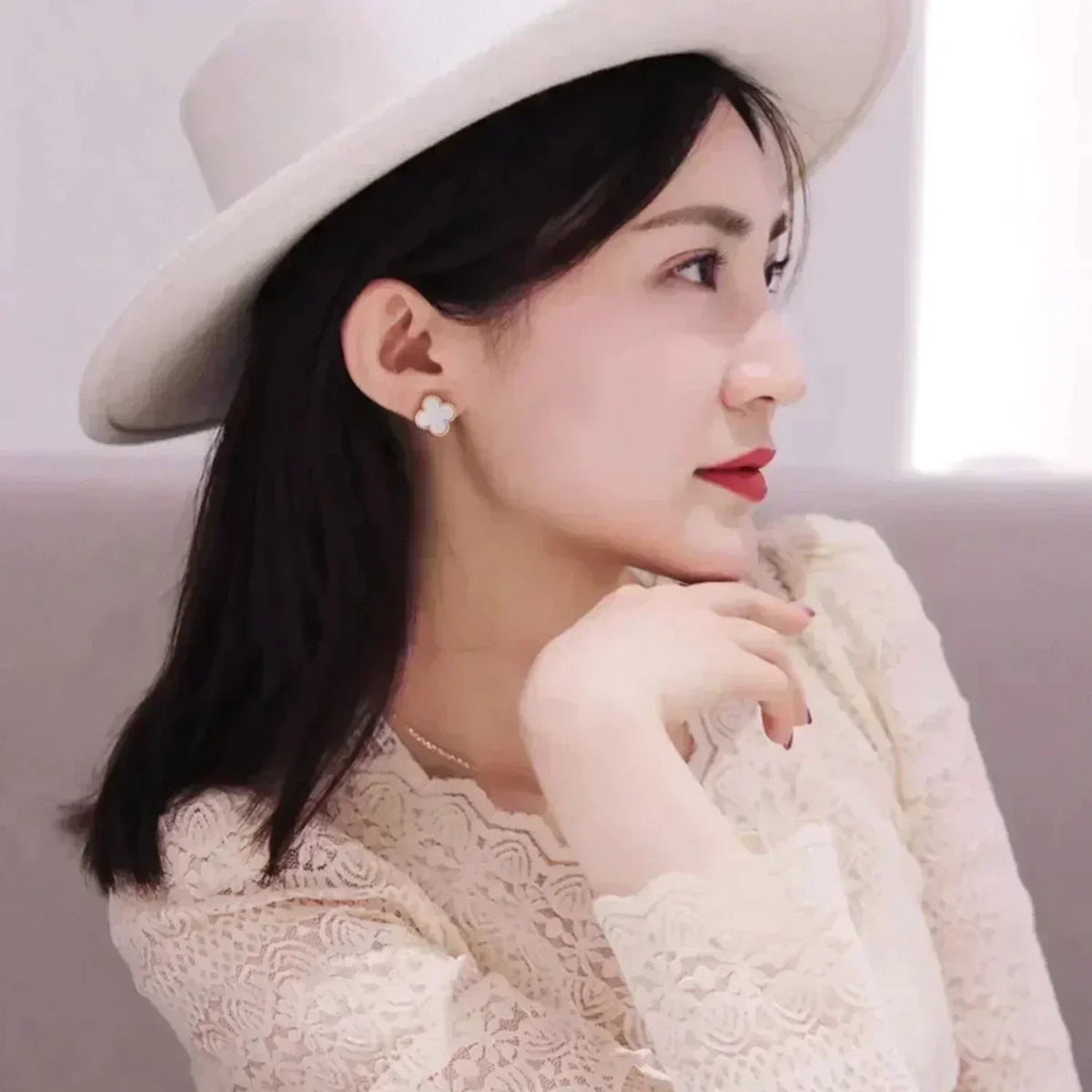 [⭐Aura]CLOVER MEDIUM 1 MOTIFS  WHITE MOP STUD EARRINGS