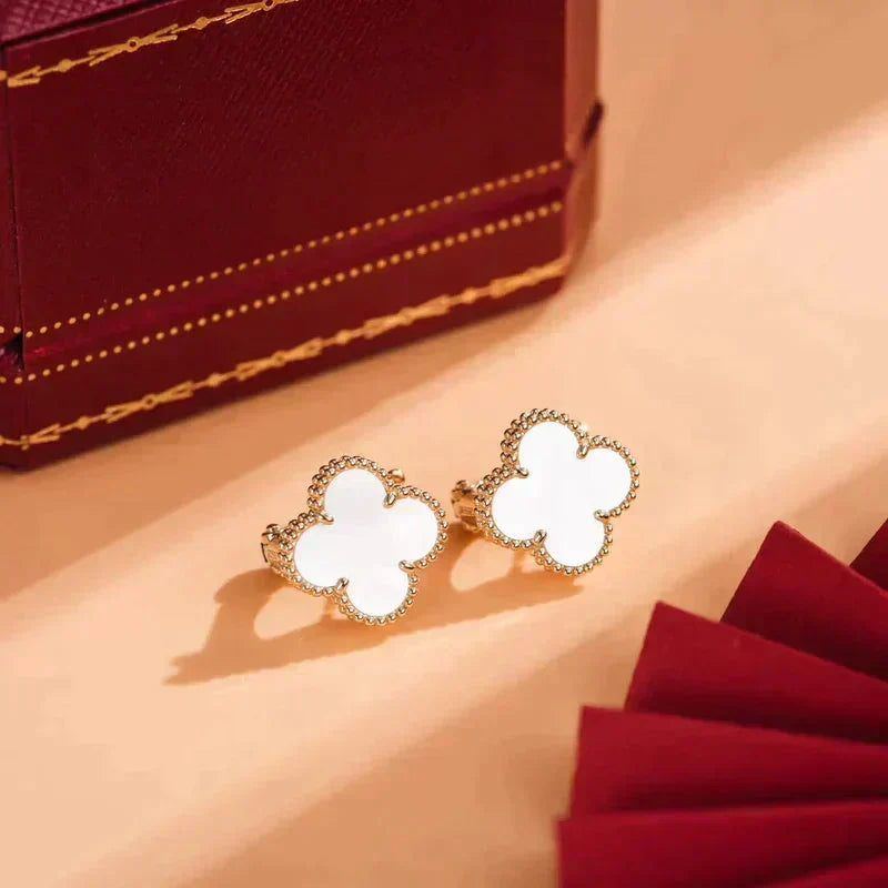 [⭐Aura]CLOVER MEDIUM 1 MOTIFS  WHITE MOP STUD EARRINGS