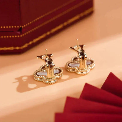 [⭐Aura]CLOVER MEDIUM 1 MOTIFS  WHITE MOP STUD EARRINGS