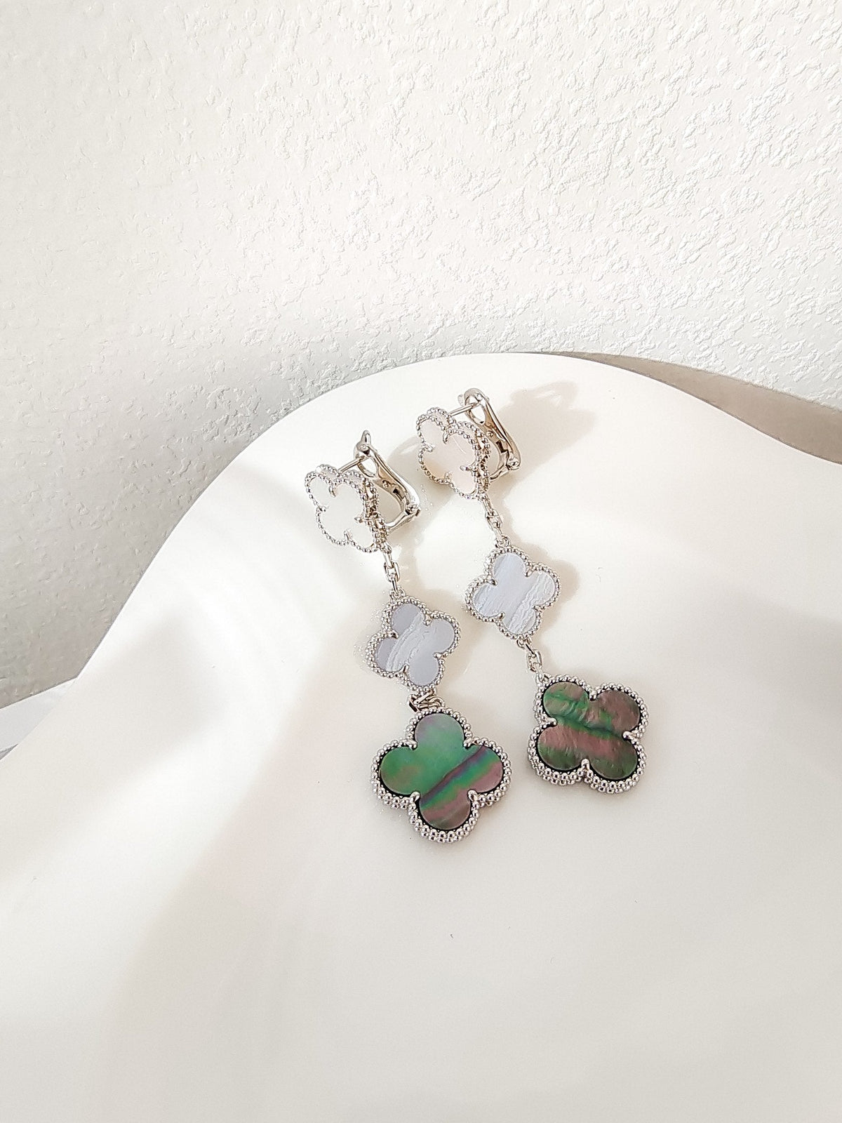[⭐Aura]CLOVER 3 MOTIFS CHALCEDONY DARK MOP SILVER EARRINGS