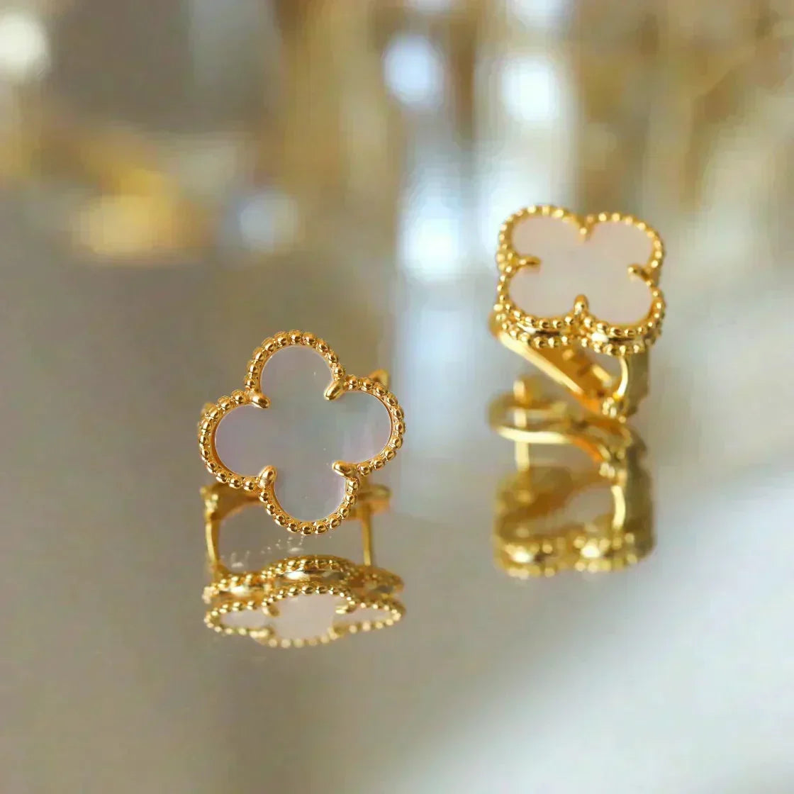 [⭐Aura]CLOVER MEDIUM 1 MOTIFS  WHITE MOP STUD EARRINGS