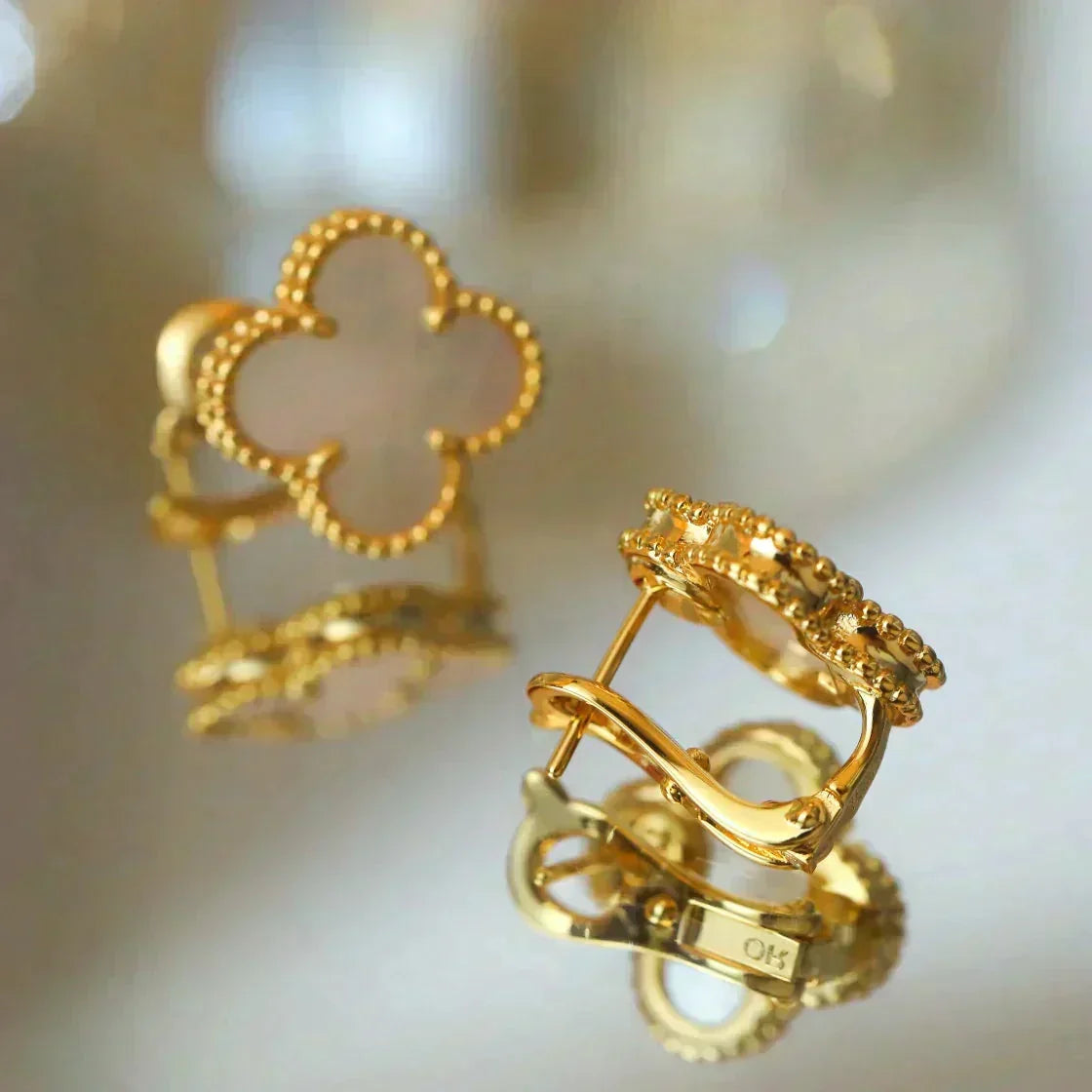 [⭐Aura]CLOVER MEDIUM 1 MOTIFS  WHITE MOP STUD EARRINGS