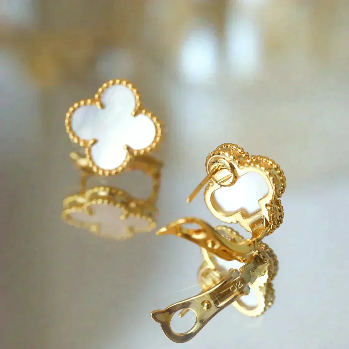 [⭐Aura]CLOVER MEDIUM 1 MOTIFS  WHITE MOP STUD EARRINGS