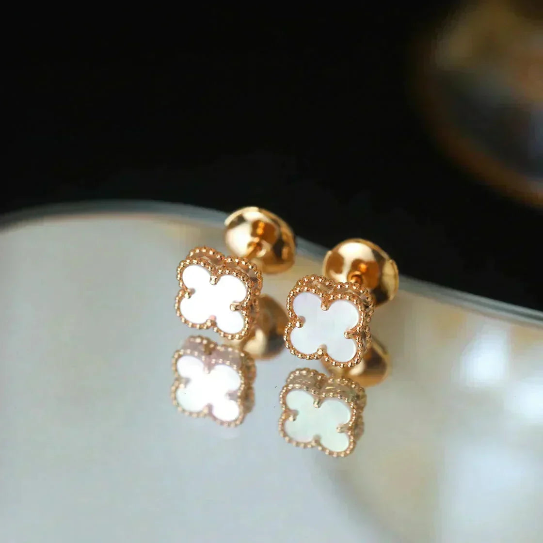 [⭐Aura]CLOVER MINI 9.5MM WHITE MOP EARRINGS
