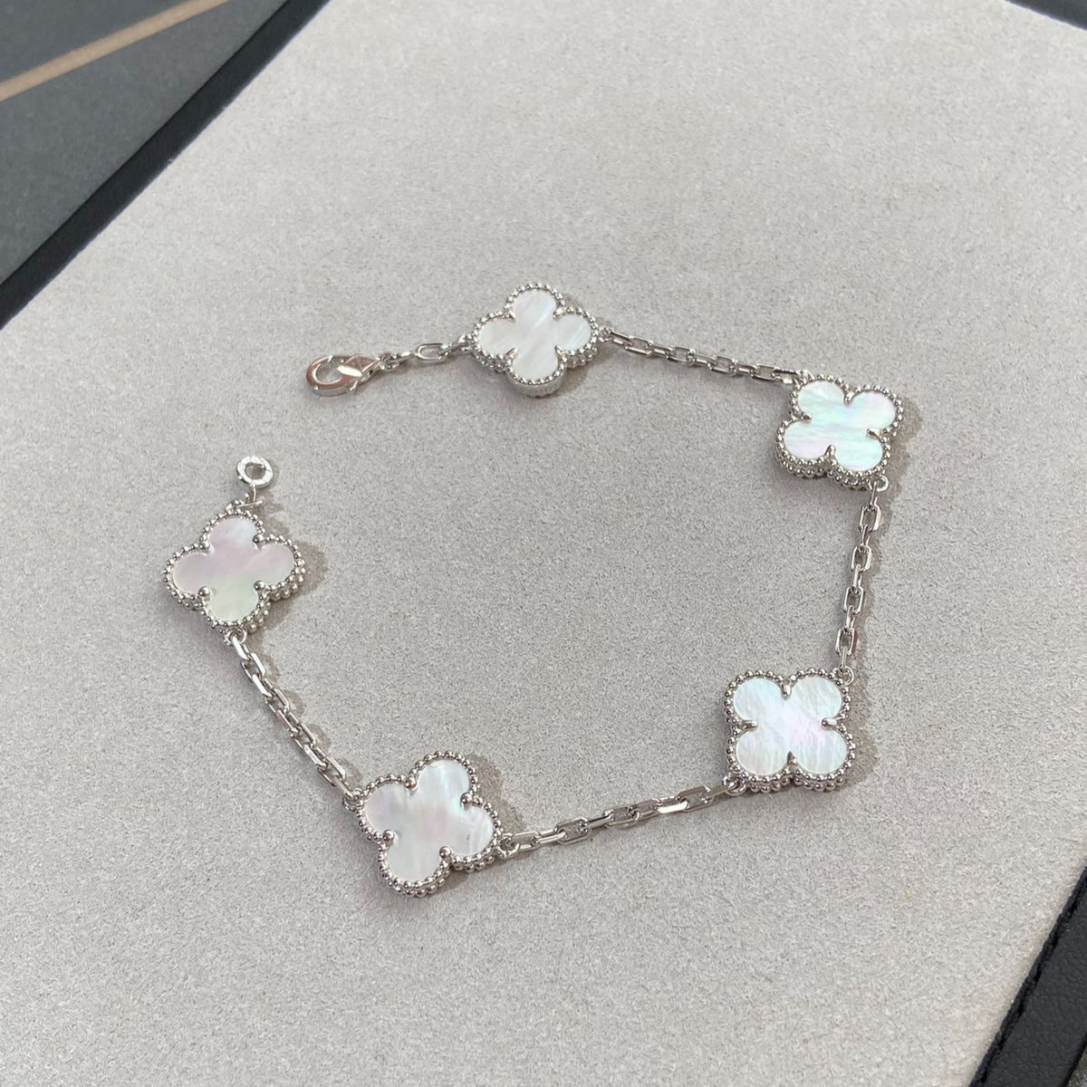 [⭐Aura]CLOVER WHITE PEARL MOP 5 MOTIF BRACELET COLLECTION