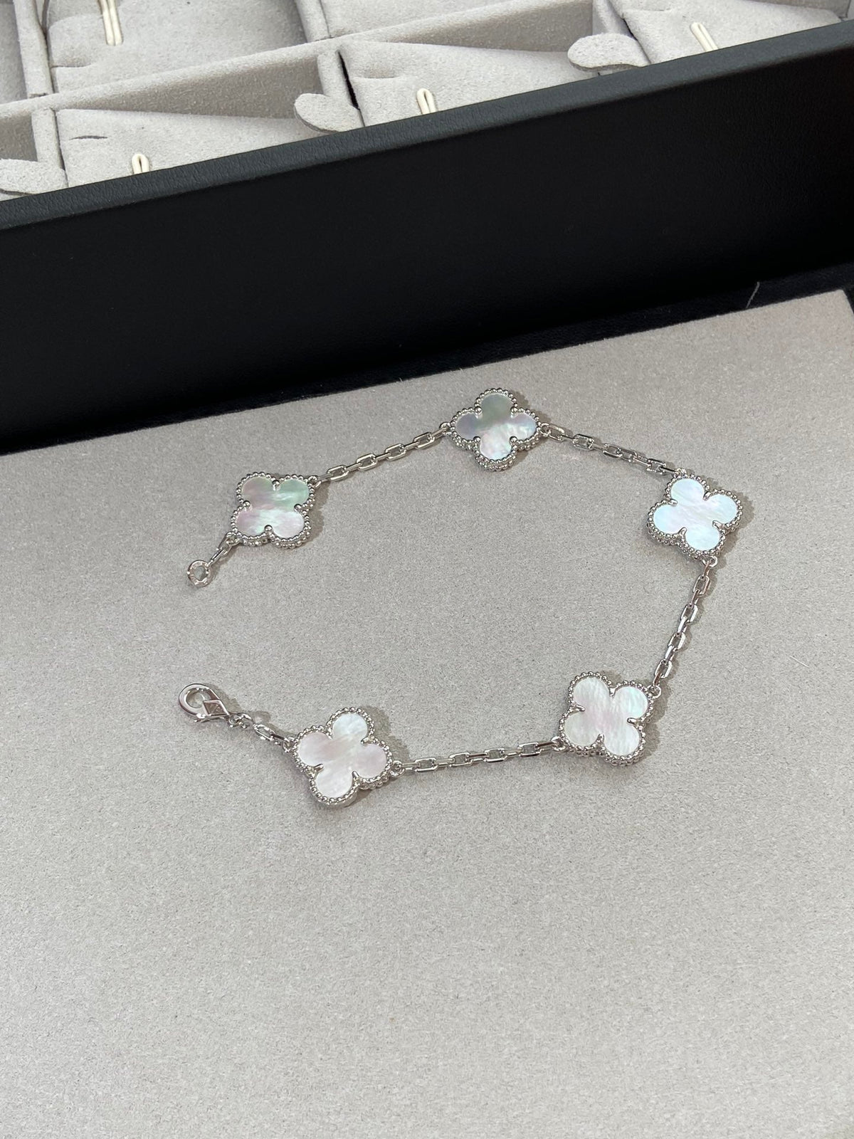 [⭐Aura]CLOVER WHITE PEARL MOP 5 MOTIF BRACELET COLLECTION