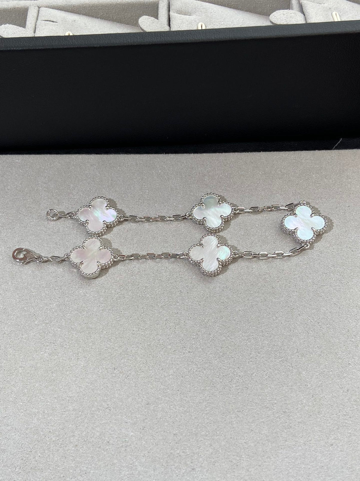 [⭐Aura]CLOVER WHITE PEARL MOP 5 MOTIF BRACELET COLLECTION