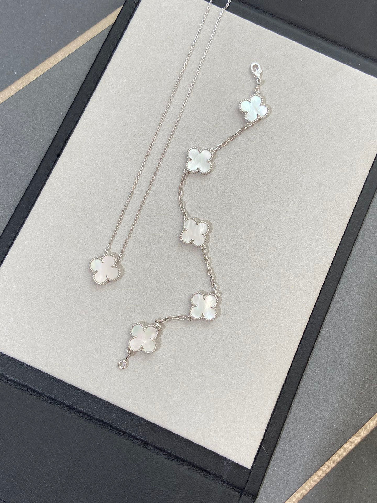 [⭐Aura]CLOVER WHITE PEARL MOP 5 MOTIF BRACELET COLLECTION