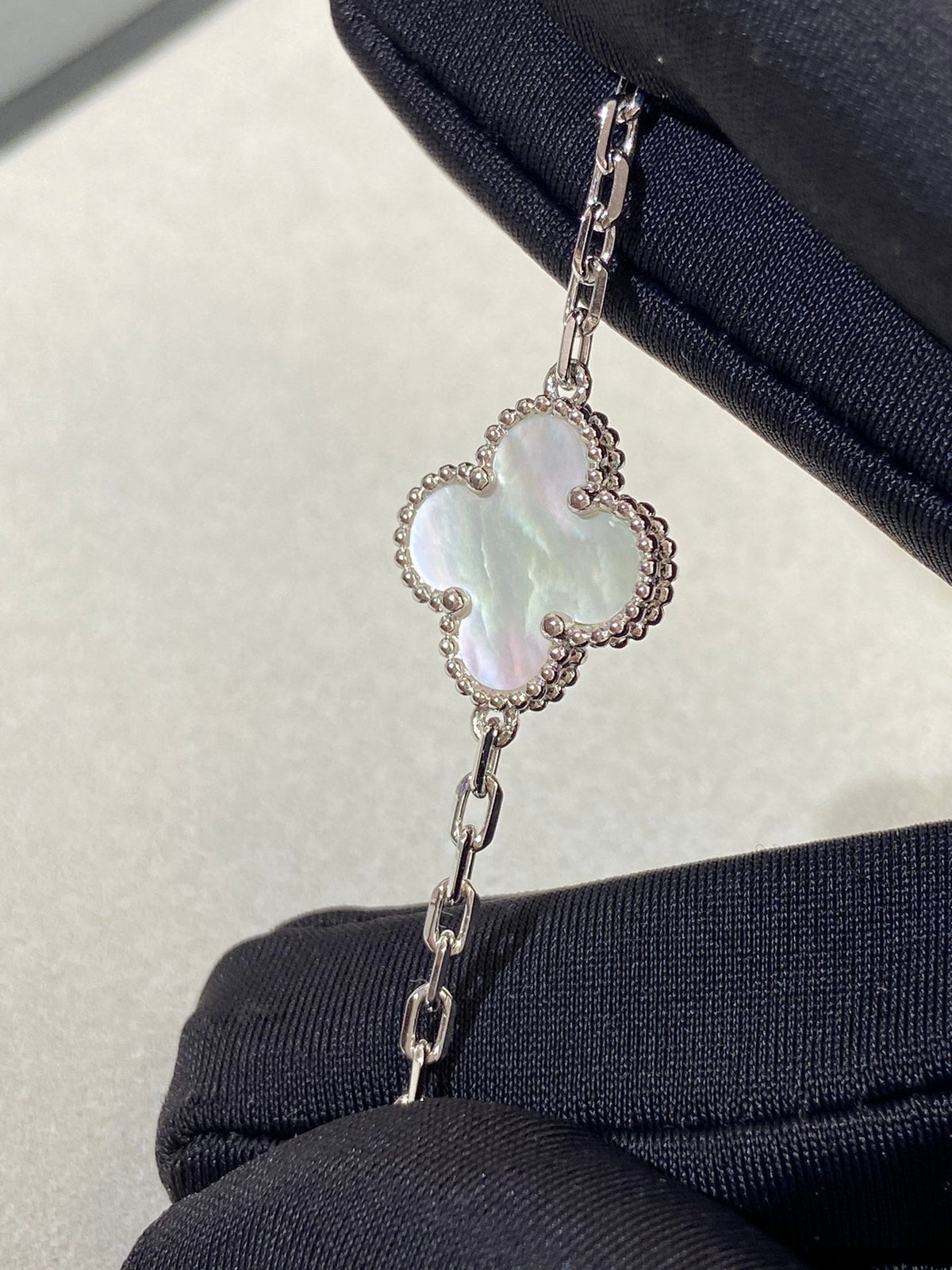 [⭐Aura]CLOVER WHITE PEARL MOP 5 MOTIF BRACELET COLLECTION