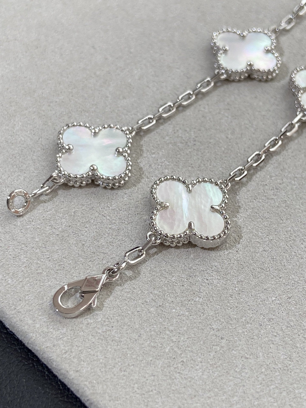 [⭐Aura]CLOVER WHITE PEARL MOP 5 MOTIF BRACELET COLLECTION