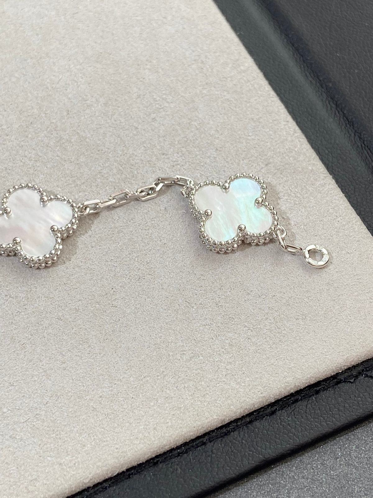 [⭐Aura]CLOVER WHITE PEARL MOP 5 MOTIF BRACELET COLLECTION
