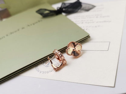 [⭐Aura]CLOVER MEDIUM STUD EARRINGS