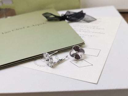 [⭐Aura]CLOVER MEDIUM STUD EARRINGS