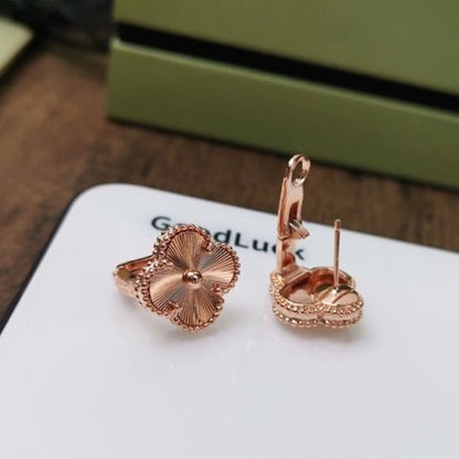 [⭐Aura]CLOVER MEDIUM STUD EARRINGS
