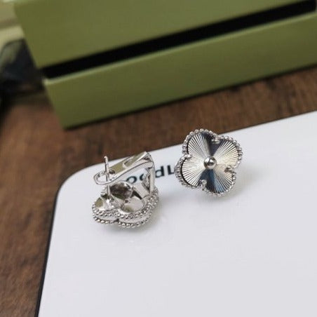 [⭐Aura]CLOVER MEDIUM STUD EARRINGS