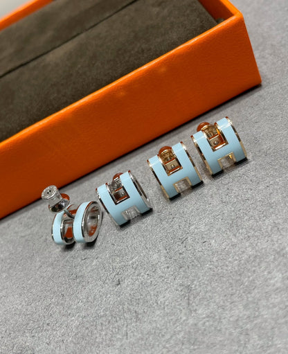 [⭐Aura]POP H SKY BLUE STUD EARRINGS